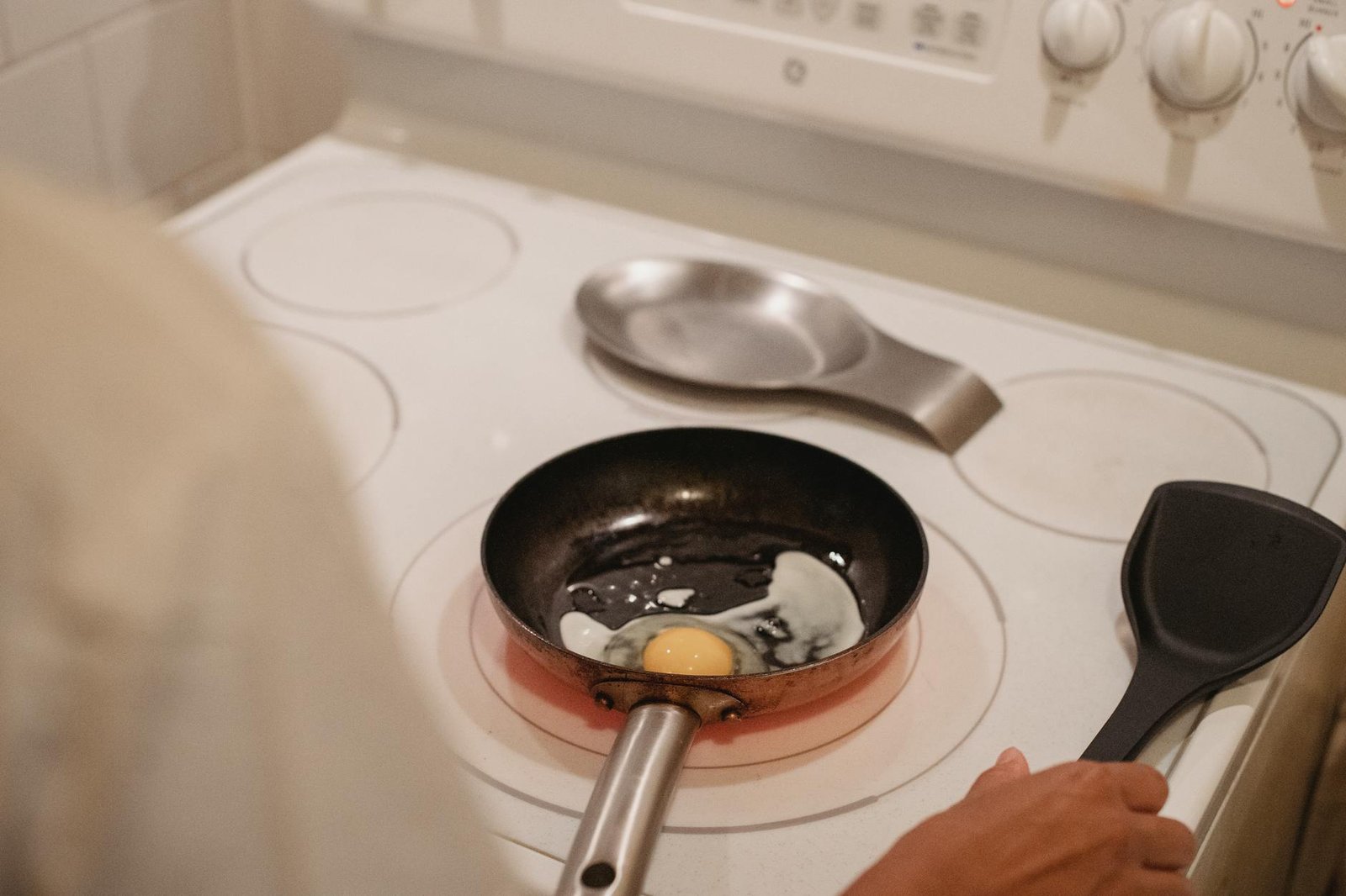 The Cookware Mistake That Makes Food Stick Even When the Pan Says Nonstick
